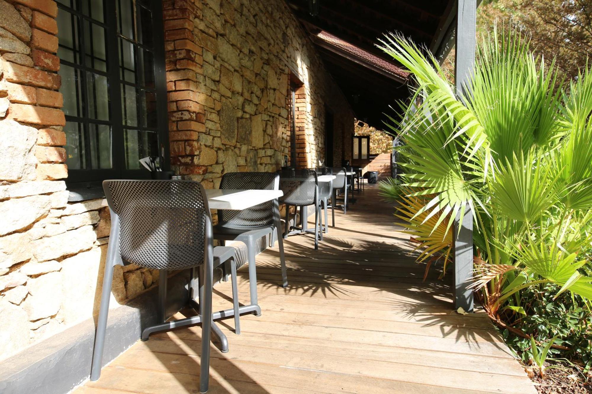 Mahogany Inn And Distillery Mahogany Creek Exterior photo